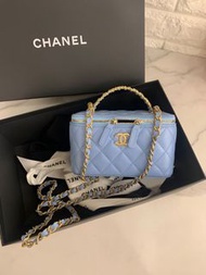 Chanel 藍色長盒子 handle