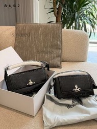 Vivienne Westwood Hazel 系列腋下包，黑色鱷魚紋牛皮