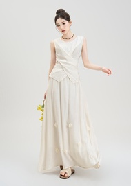 Nurture One | ชุดเสื้อสายคล้องไหล่ลายดอกไม้ 3D และกระโปรง