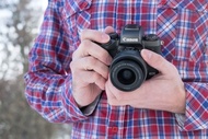 黑色 Canon EOS M5 (淨機身, 不連鏡), 定位高過 M10 / M100 / M200, M3 後繼機, M6, M50 之前