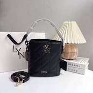 ลินน์ กระเป๋าสะพายข้าง LYN ทรงถังสวยยอดฮิต