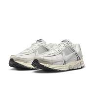 【NIKE】ZOOM VOMERO 5 運動鞋/碳灰白/男鞋-HF0731007/ US7/25cm