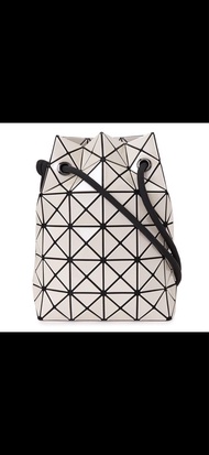 🩷BAO BAO ISSEY MIYAKE 三宅一生  白色亮面幾何抽繩水桶包 斜背肩背