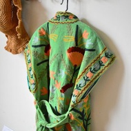 Suzani蘇札尼手工刺繡天鵝絨短袖外套罩衫- 青青河邊草