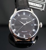 SEIKO WATCH 精工典雅浮雕黑面羅馬字刻劃日期自動上鍊紳士皮帶機械腕錶 型號：SRP769K2【神梭鐘錶】