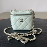 Chanel香奈兒 荔枝紋牛皮小方盒化妝包斜挎包 淡綠色 芯片款，