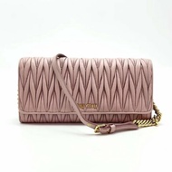 MIUMIU 粉色金扣皺摺羊皮肩背鏈條包包21*11*2 98新配件塵袋