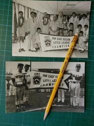 台灣棒球史料/1982年朴子少棒隊/嚴孝章等黑白老照片2張〈附說明〉