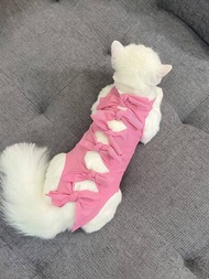 寵物貓狗手術後護理用品套裝，包括、餵養禁止器、防舔行為生理褲和具有防騷擾銀花圖案的衣服。