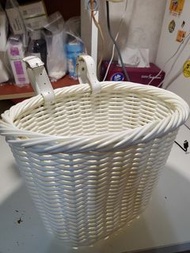 白色編織單車籃