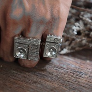 復古的兩個手指銀色收音機