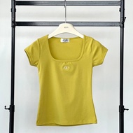 Atipashop - MELBY TOP เสื้อยืด แขนสั้น คอเหลี่ยม ปักโลโก้