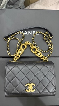 CHANEL 21S Pearl Crush Mini Flap Bag 珍珠調節釦迷你口蓋包