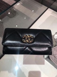 Chanel香奈兒 19系列經典金屬雙C LOGO菱格紋滑面小羊皮暗扣翻蓋中夾 黑色/金釦 🉑️無卡/刷卡分期