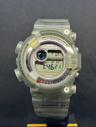 市場罕見二手中古FROGMAN⭕️ FROGMAN’99 二手中古 CASIO G-SHOCK FROGMAN 蛙人 FROGMAN’99 MEN IN SMOKE💨 DW-8200MSU-8T 扭底 FROGMAN’99底蓋 狀態: 良好, Fullset, 不合完美主義者  價錢 : $1180 歡迎 買賣 / 換錶 / 寄賣 查詢 📩