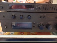 Technics ST-8055K 調諧器（上方）與 Technics SU-8055K 綜合擴大機（下方）組合成的復古音響系統。