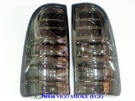 ไฟท้าย TOYOTA VIGO 2005 เบ้าแดง เลนส์ใส /SMOKE (EAGLE EYES) โตโยต้า วีโก้ 2005