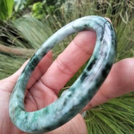 窄玉手鐲，細帶，緬甸玉手鐲，淺綠，深綠色和蜜色，水蛭形。