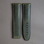 橄欖綠蠟感牛皮訂製錶帶，適用於 Omega 摺疊錶扣