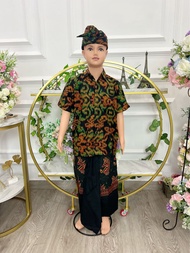 pakaian set anak cowok motif endek Bali SUDAH SATU SET terdiri dari udeng di kepala, kemeja, dan kan