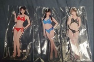 女優小野六花、Miru、長濱蜜璃比堅尼亞克力立牌擺設