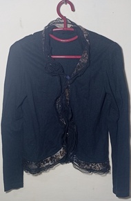 Cardigan Elegan Hitam dengan Aksen Renda – Sentuhan Feminin & Stylish PreLoved