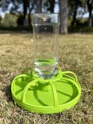 1個塑料可拆卸自動給水器,圍欄式設計適用於家禽、鳥類、鵪鶉日常使用
