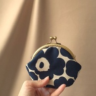 奶茶與墨藍- 限量 Marimekko布料 餅乾口金包 / 小物耳機飾品 收