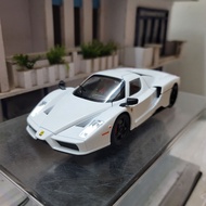 Metal 1:22 scale Ferrari Enzo car model with VIP license plate