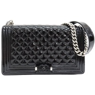 黑色 漆皮皮革 BOY 28 鏈帶肩背包【CHANEL 香奈兒】 A67086