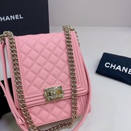 Chanel • 櫻花粉金釦牛皮豎版Le Boy 20