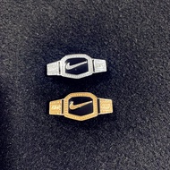 Phụ Kiện Giày Air Force 1 Dunk Bao Gồm Nút Cài Thắt Lưng Vàng Và Nút Cài Dây Giày Hình Vương Miện Gấ