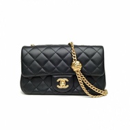 CHANEL 23SCF口蓋包大Mini黑色羊皮晶片金扣山茶花調節扣肩背包