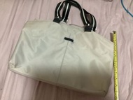 agnès b. VOYAGE 系列的經典防潑水尼龍托特包，在香港專門店與官方網站的全新正價大約落在 HK$1,499 至 HK$2,399 之間， Agnes b shoulder bag , 極少