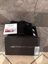 全新原裝硬盒
認證有效創新人寵共享
3快速方便｜寵物店專用紅光治療獨家
認證LED紅光+近紅外線療法｜鎮痛
治療軟墊｜人類與寵物專用之光療燈墊
LED光療無毒、無害的自然療法｜適合
使用在患有疾病、關