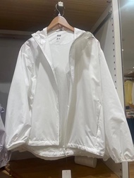 UNIQLO แท้ญี่ปุ่นเดี่ยวสหราชอาณาจักรครอบครัว2023ฤดูร้อนพกพาได้ป้องกันรังสียูวีกระเป๋าเสื้อโค้ตมีฮูดก