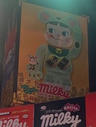 不二家牛奶妹Bearbrick 400 & 100% 螢光