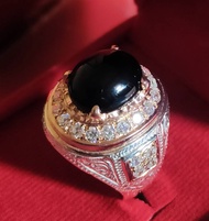 แหวนชายพลอยนิลแท้ ตัวเรือนทำจากเงินแท้ 92.5% พลอยน้ำหนัก 5-6 กะรัต ล้อมเพขร CZ ไซส์ 50-69 รหัส n0009