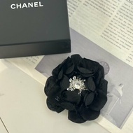 CHANEL 25A山茶花水鑽胸針