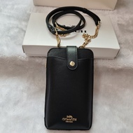 Coach手機斜背包，純黑色荔枝紋皮革