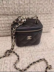 最新23C超靚限量版黑白球⚽️ 足球 棋盤球 超難買罕有款 專屬VIP款式 全新現貨 CHANEL MINI VANITY CASE BAG WITH CHAIN (BLACK 黑色 / WHITE 