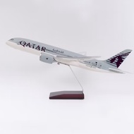 โมเดลเครื่องบินโบอิ้ง 787-8 ดรีมไลเนอร์ของสายการบินกาตาร์แอร์ไลน์ ขนาด 47 ซม. พร้อมไฟ LED ในห้องโดยส