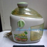 阿肯俗賣店---歌林電動食品碾磨器 (果菜榨汁機),尚可轉動使用,磨盤放久了 有使用痕跡-二手