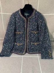 二手98新Chanel香奈兒 城堡系列圓領四口袋亮片編織外套34碼，肩寬38cm，衣長58cm，腰圍88cm，王一博同款