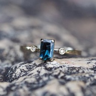 14k 金鑲尖晶石和鑽石。