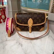 LV 原花Diane金釦下蓋肩斜背法棍包M46049