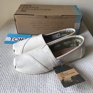 【โปรโมชั่น ของแท้ 100】TOMS รองเท้าผ้าใบลําลอง ส้นแบน สีดํา สําหรับผู้ชาย ผู้หญิง 35-45