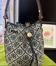 全新Tory Burch老花水桶包  迷你款  經典T圖案 包型很挺 容量能放手機和小東西 日常背很合適