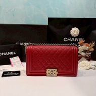 CHANEL 荔枝牛皮紅銀 BOY 25