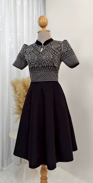 ชุดเดรสผ้าทอลายเนื้อฝ้าย คอจีน แต่งเว้าที่คอ กระโปรงจับจีบทวิส สวยดูแพงมากค๊า ซิปซ่อนด้านหลัง (S-2XL